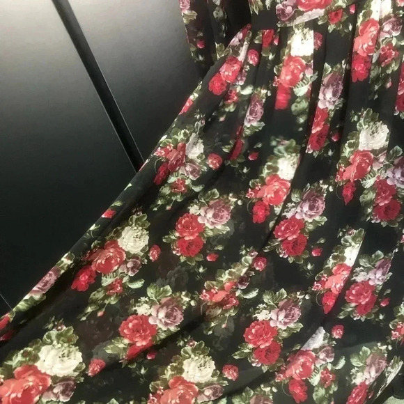 Re-Named Long Sleeve,Floral V-neck, lightweight,sheer, lined upper - Picture 6 of 15